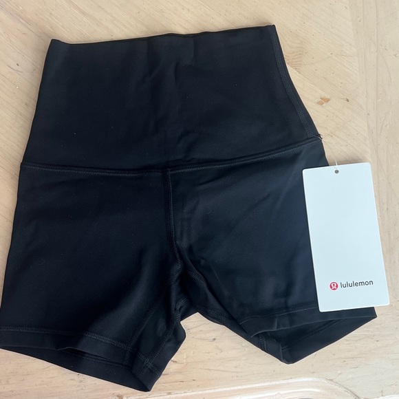 lululemon athletica Women's Black Bike Shorts Sz 0 - Picture 2 of 3